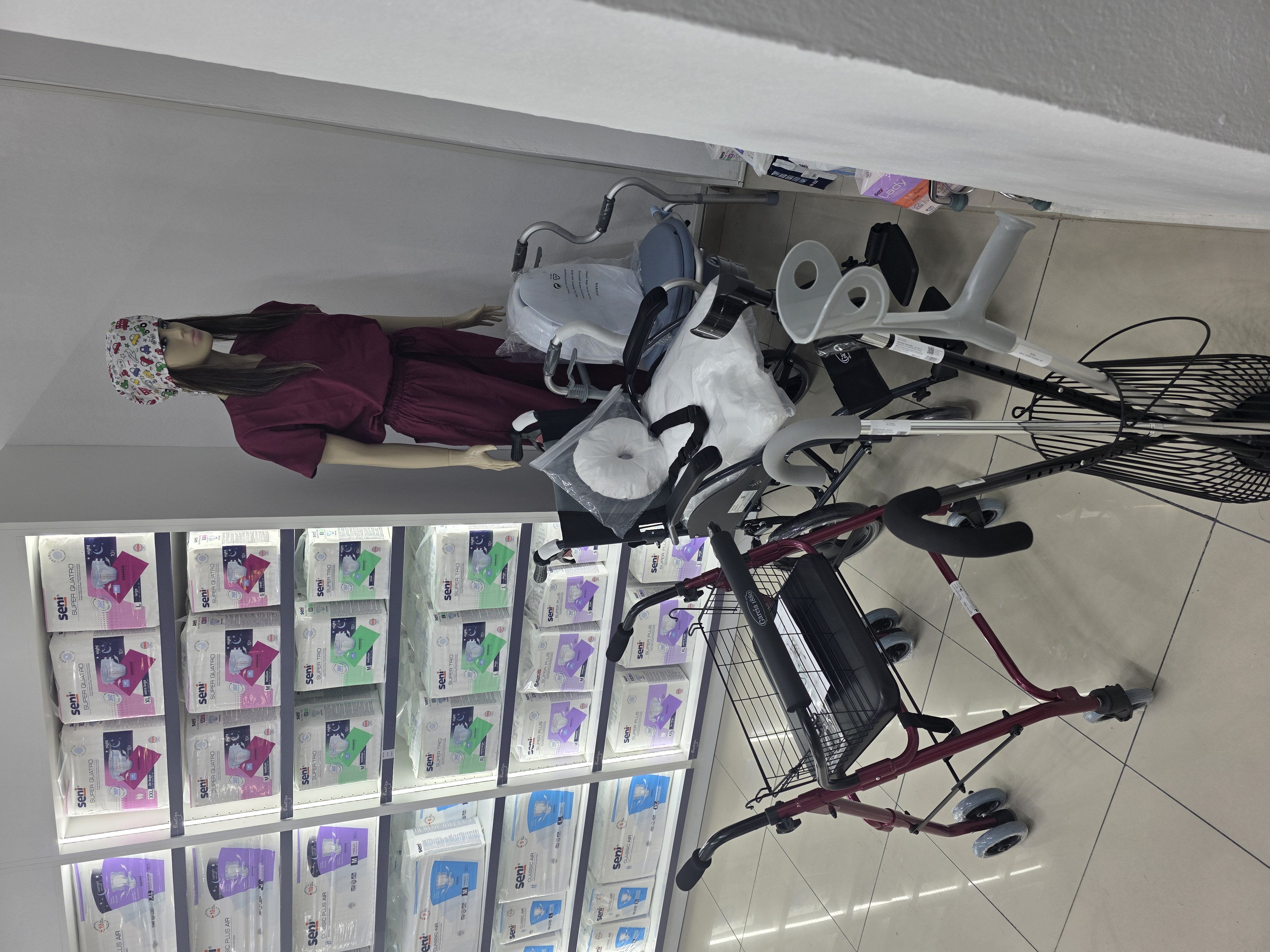 Rafturi cu produse medicale și de îngrijire